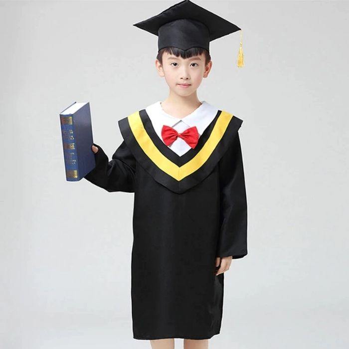 Mẫu áo cử nhân em bé với thiết kế cổ bẻ