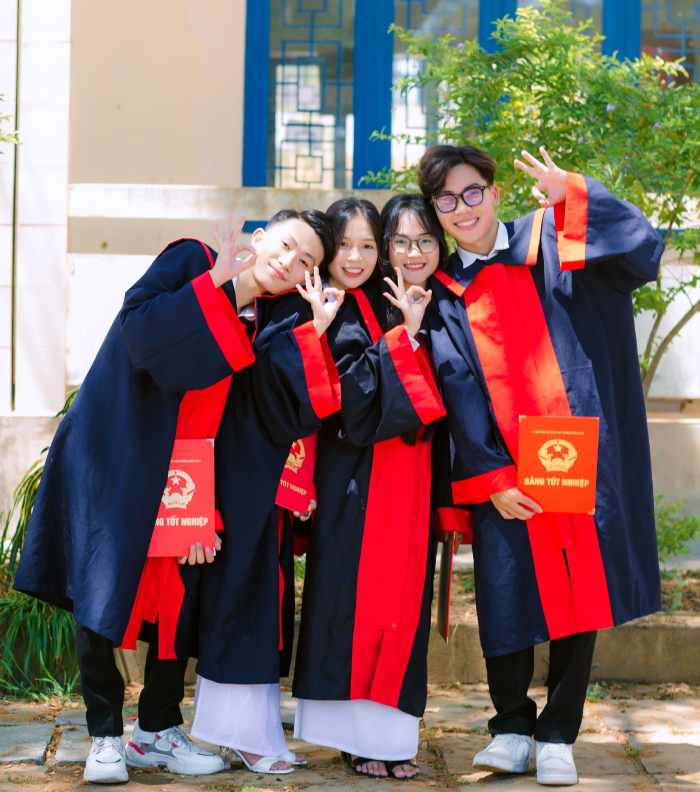 Công ty may Phúc Khang chuyên sản xuất trang phục tốt nghiệp
