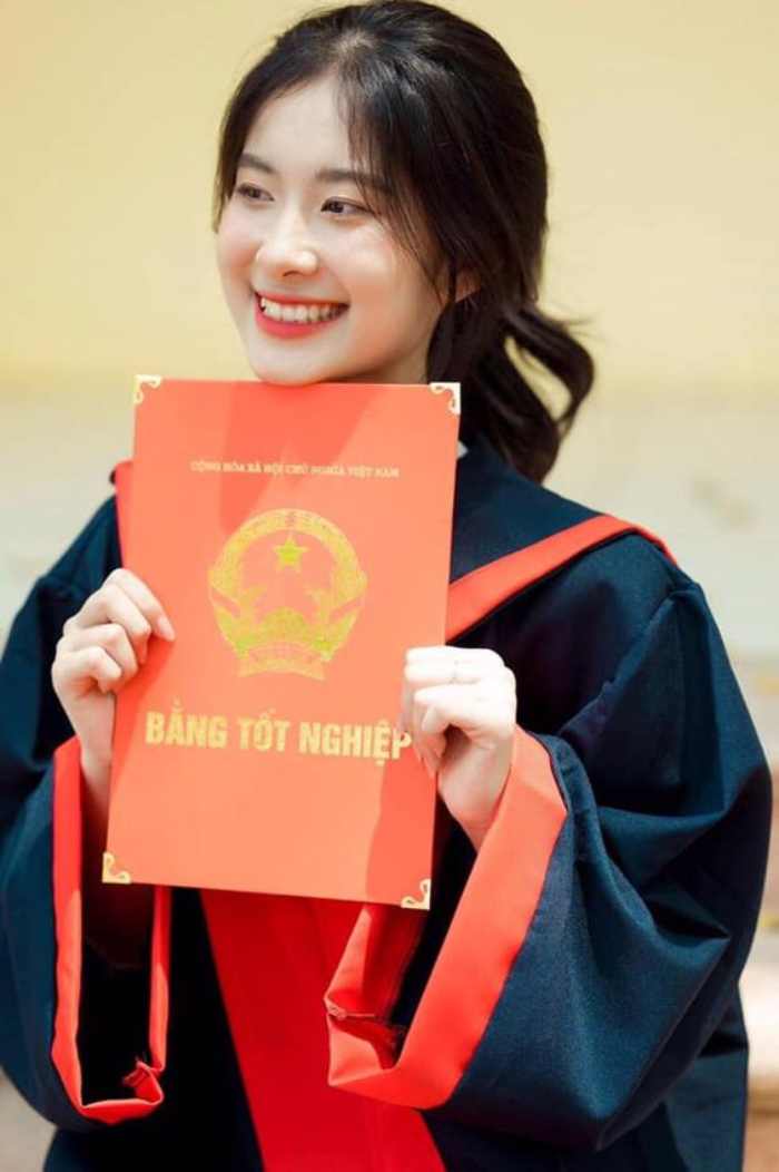 Mẫu áo tốt nghiệp truyền thống được nhiều học sinh sử dụng