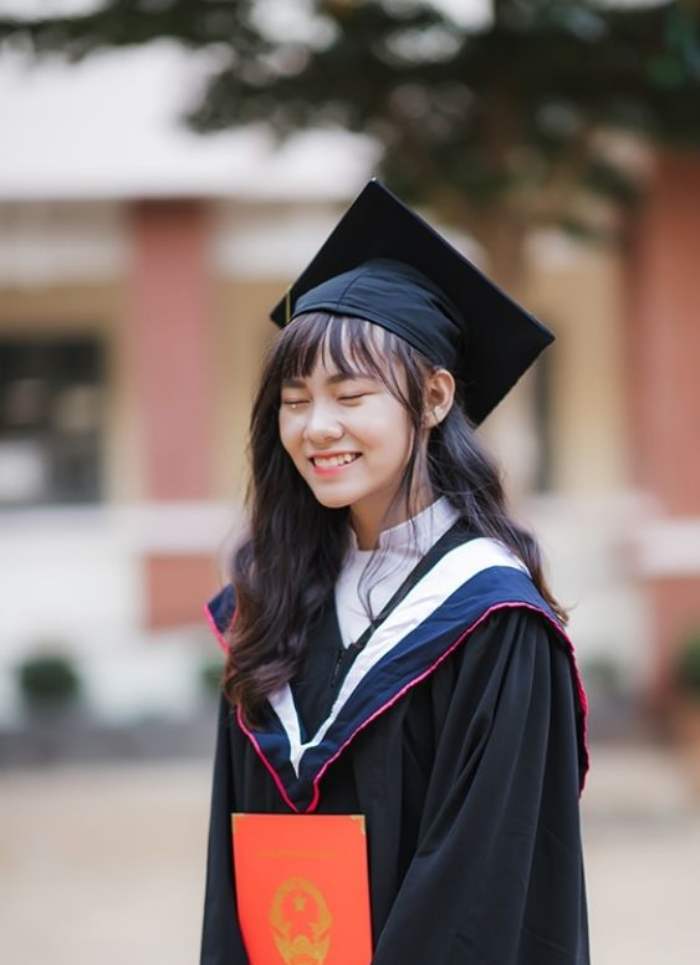Vẻ đẹp rạng ngời của nữ sinh cấp 3 trong trang phục áo cử nhân