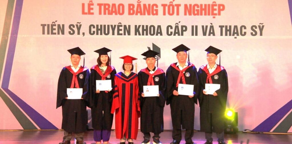 Mẫu áo cử nhân tiến sĩ được thiết kế form rộng, thoải mái