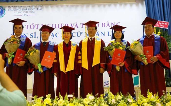 Mẫu đồng phục tốt nghiệp cử nhân thạc sĩ