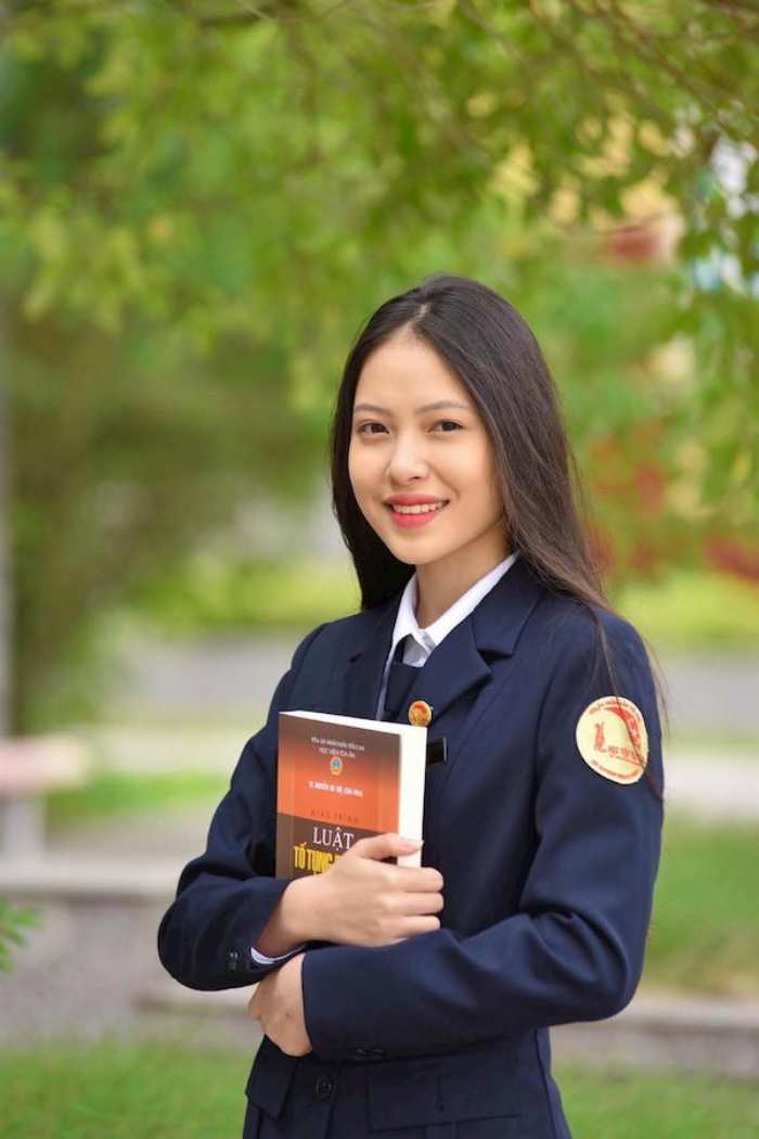 Hình ảnh nữ sinh trong bộ vest của trường