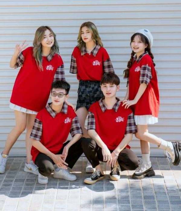 Tông màu đỏ đậm được nhiều cô cậu học trò lựa chọn làm áo lớp