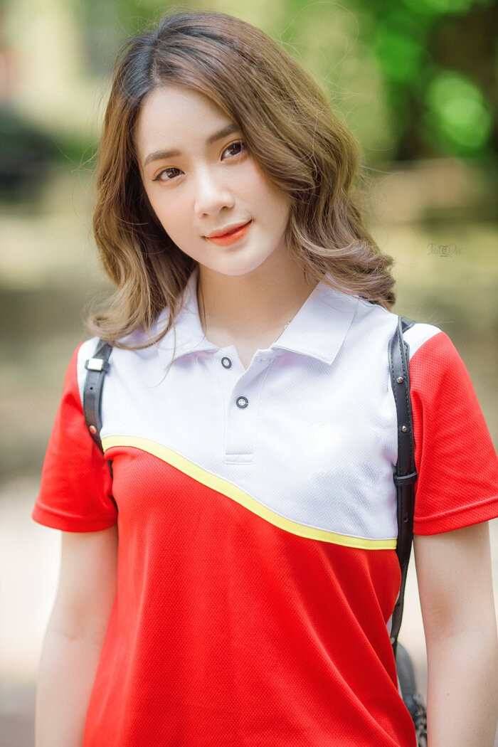 Chiếc áo đồng phục lớp thể thao tông màu đỏ nổi bật