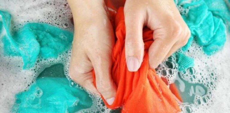 Cách giặt áo có hình in chuẩn, bền màu, không bị bong tróc, biến dạng