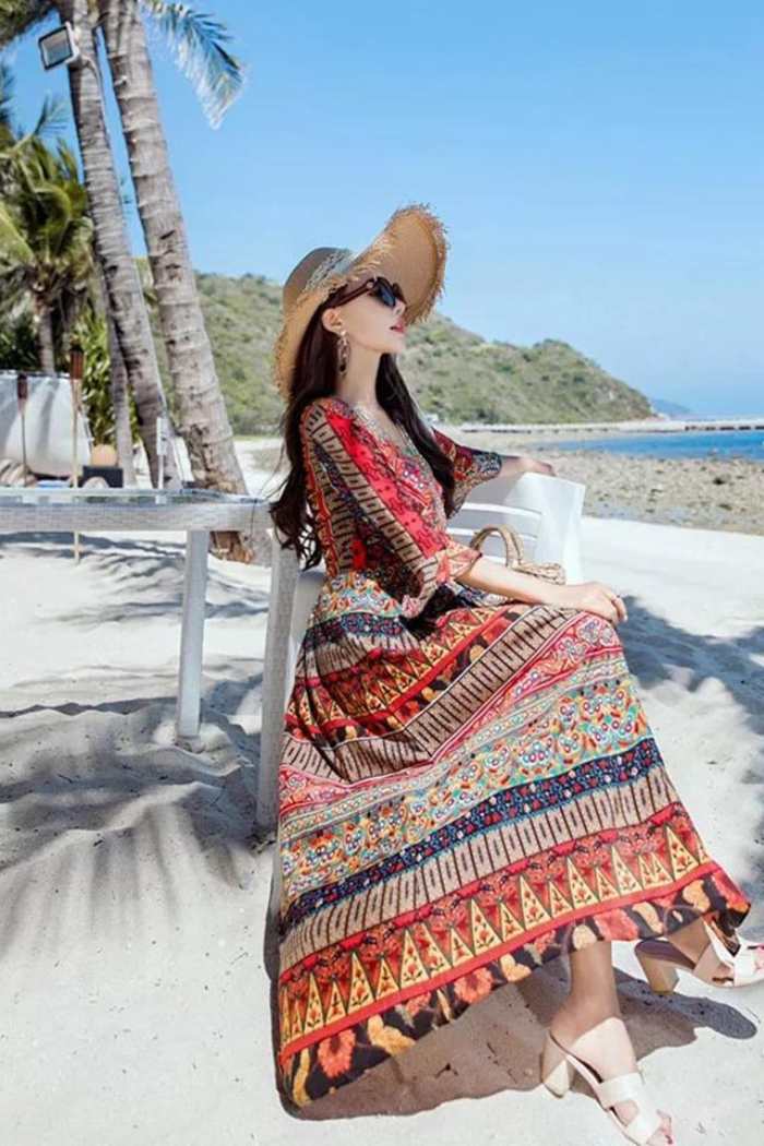Mẫu đầm hoạ tiết thổ cẩm giúp che vòng eo hiệu quả