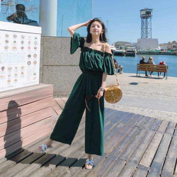 Năng động trẻ trung cùng áo trễ vai và quần ống rộng