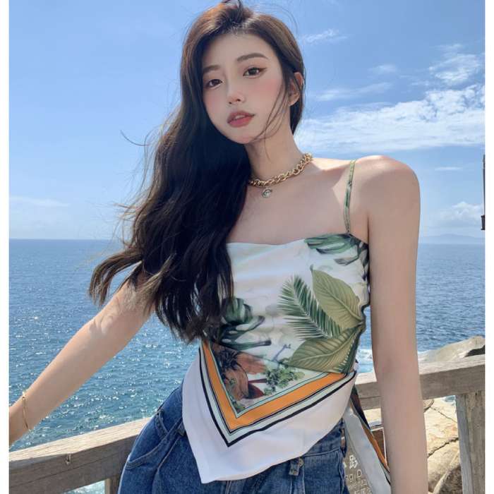 Mix đồ đi biển cho người gầy với item áo yếm họa tiết