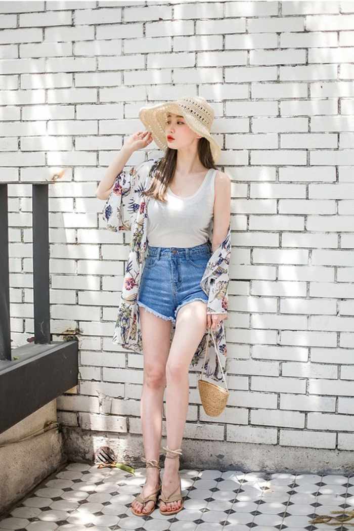 Kết hợp quần jeans - áo hai dây - dép sandal