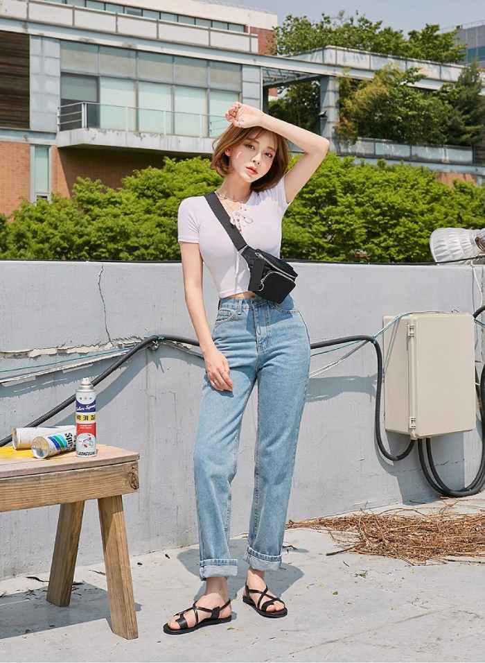 Quần baggy kết hợp áo croptop được nhiều phái nữ sử dụng cho chuyến picnic