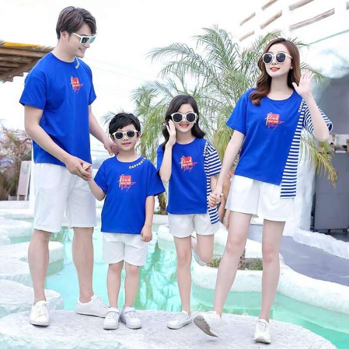 Áo phông màu xanh kết hợp cùng quần short trắng