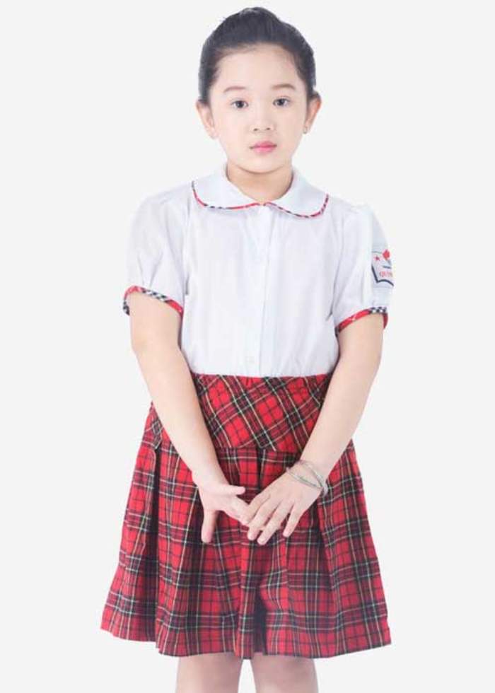 Mẫu áo trắng kết hợp váy kẻ caro đỏ