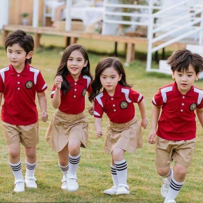 Đồng phục học sinh mẫu giáo nổi bật với gam màu đỏ