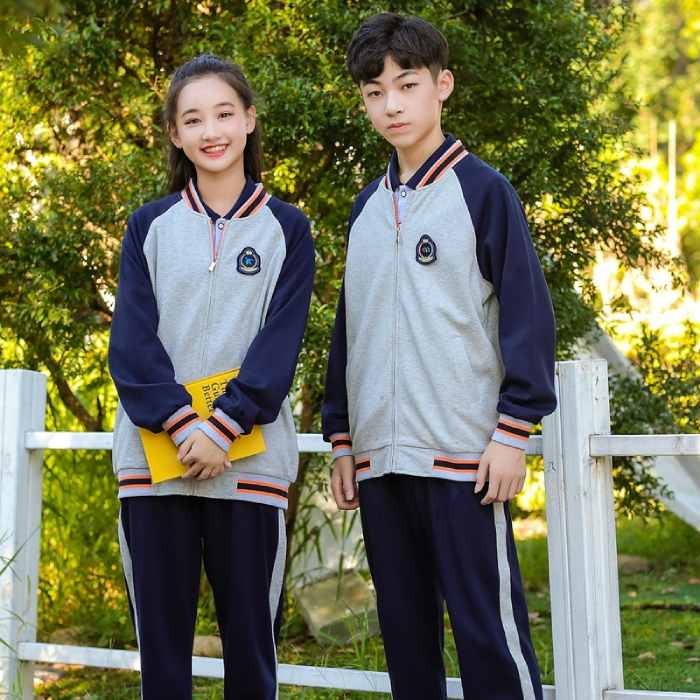 Mẫu áo khoác bomber được nhiều học sinh yêu thích