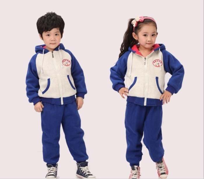 Bộ quần áo của học sinh tiểu học sử dụng chất liệu vải dày