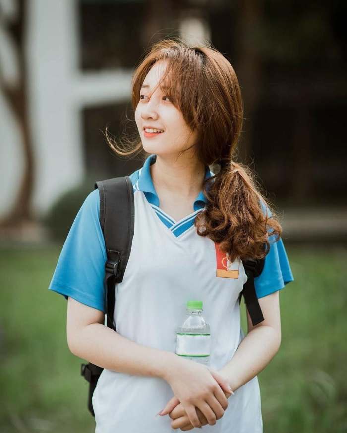 Mẫu áo thể thao thiết kế cổ chữ V độc đáo