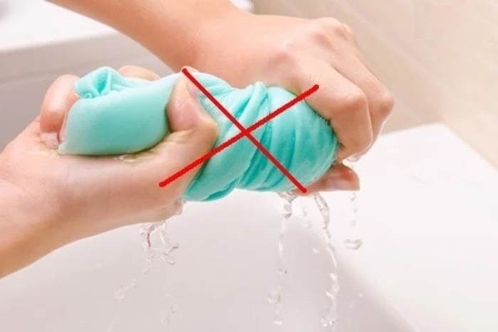 Khi giặt áo không được vắt quá mạnh