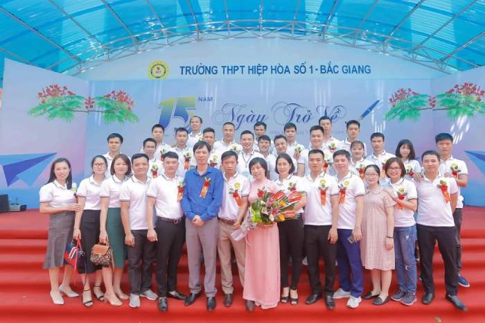 Hình ảnh tập thể lớp trong buổi kỷ niệm 30 năm ra trường