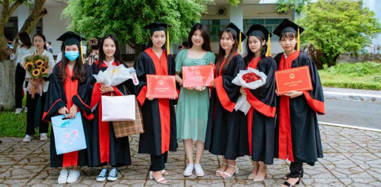 Nữ sinh khoác áo cử nhân cho cha ngày lễ tốt nghiệp gây xúc động