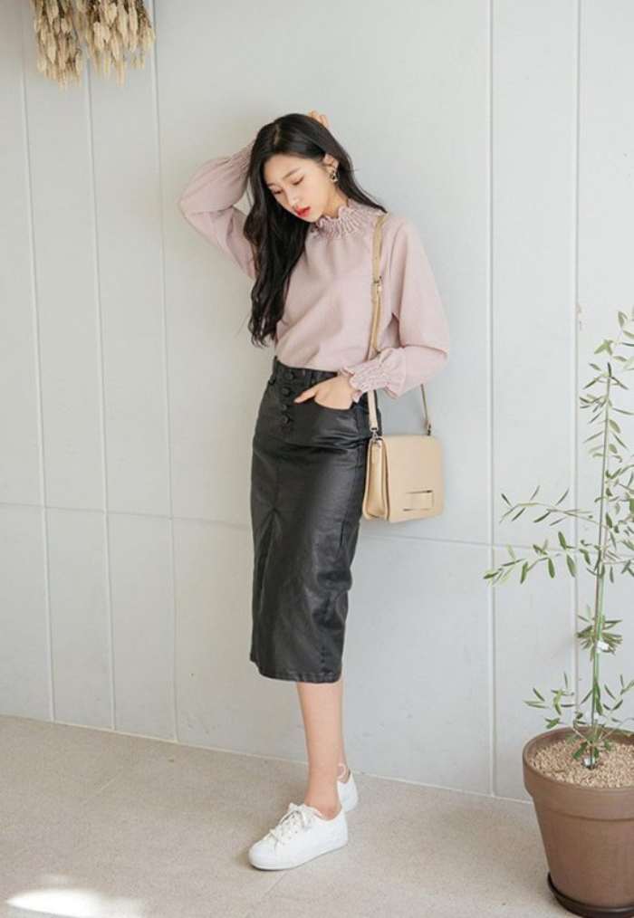 Outfit local brand cùng áo dài tay mix chân váy da