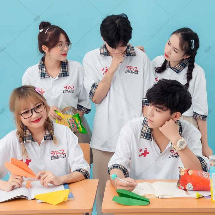 Các bạn học sinh rạng rỡ trong trang phục lớp