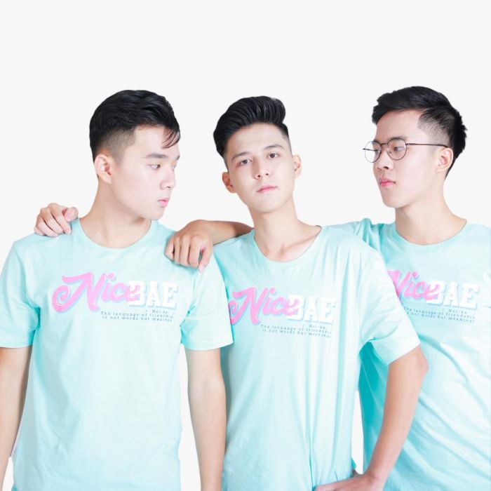 Hình in nổi bật trên nền áo màu xanh ngọc