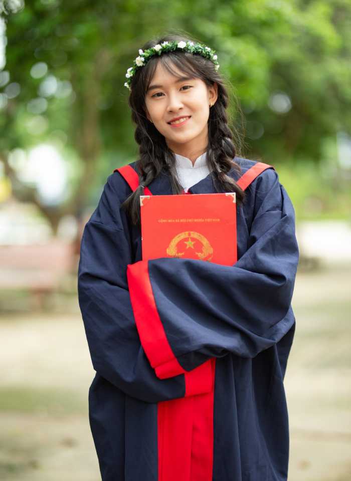 Sử dụng vòng hoa đội đầu làm phụ kiện giúp bức ảnh thêm sinh động