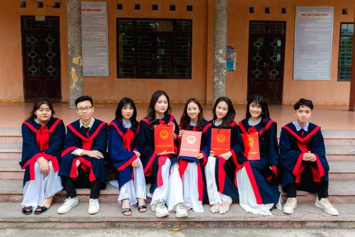 Hành lang lớp học là địa điểm lý tưởng để thực hiện bộ ảnh tốt nghiệp