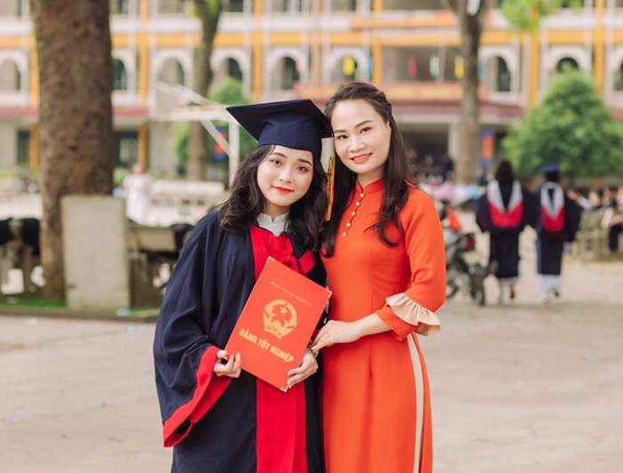 Chụp ảnh tốt nghiệp cùng giáo viên chủ nhiệm