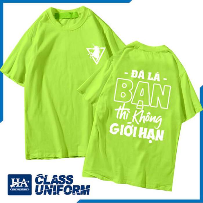 Hình in màu trắng nổi bật trên nền áo màu xanh lá cây