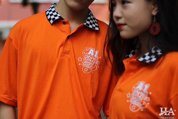 Mẫu đồng phục lớp màu cam có cổ hoạ tiết kẻ caro màu đen