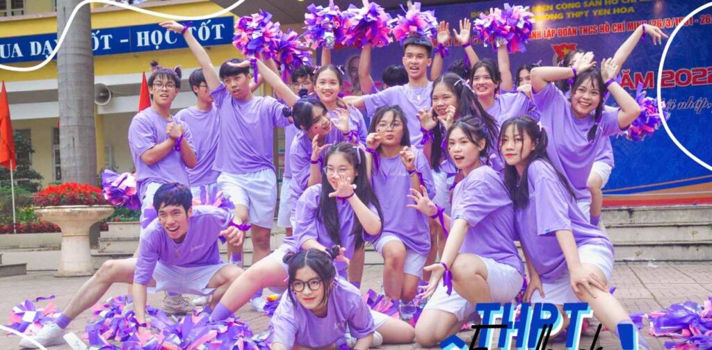 Gam màu tím được nhiều bạn học sinh yêu thích lựa chọn làm áo đồng phục lớp
