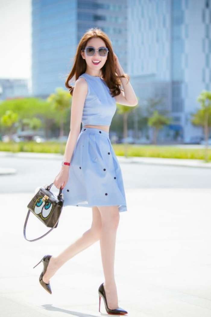 Đi dã ngoại mặc áo croptop cùng chân váy xòe