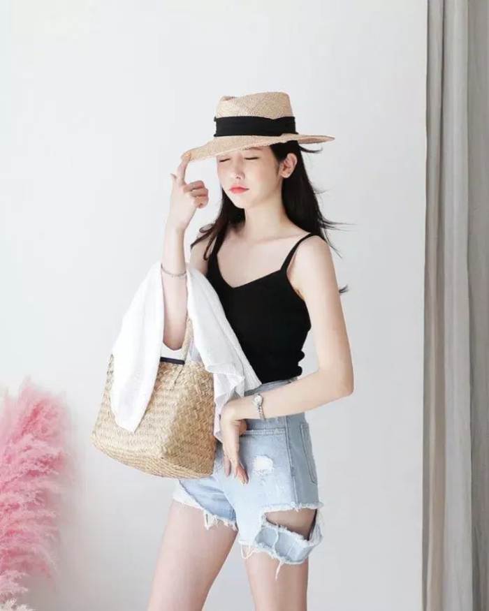 Áo hai dây mix cùng quần short jeans