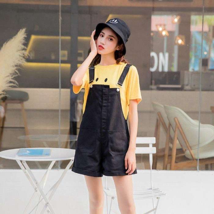 Outfit áo phông phối quần yếm dành cho phái nữ