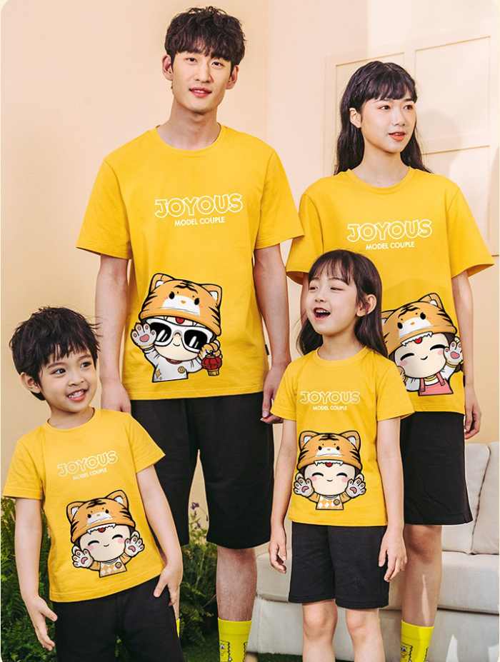 Chú hổ dễ thương nổi bật trên nền áo màu vàng