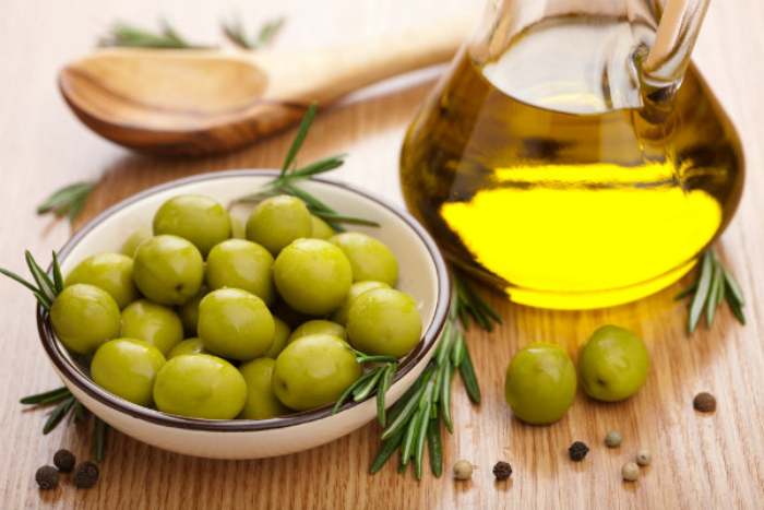 Phương pháp sử dụng dầu oliu được nhiều người dùng đánh giá cao