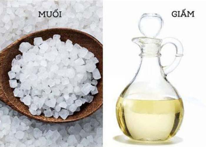 Gỡ hình in trên áo bị dính bằng muối và cồn