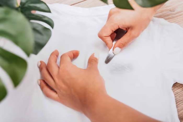 Dùng đồ vật như dao, kéo để tách hình bị dính