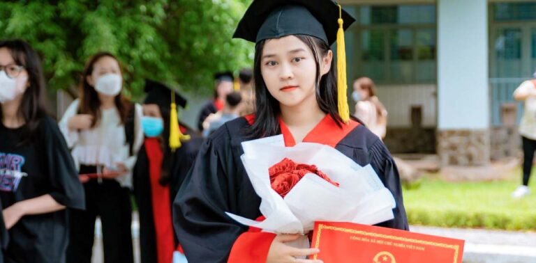 Nữ sinh khoác áo cử nhân cho người cha ngày lễ tốt nghiệp gây xúc động