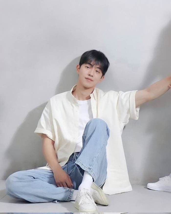 Áo phông mix quần jeans ống suông trẻ trung
