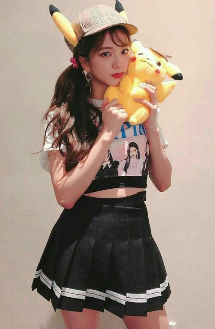 Outfit local brand nữ với set đồ croptop mix chân váy ngắn