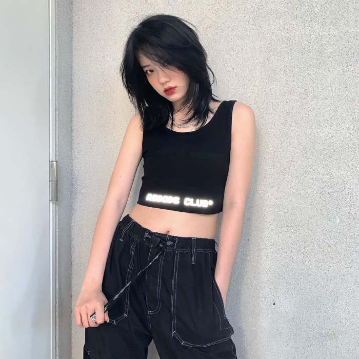 Mix áo croptop cùng quần jeans cá tính