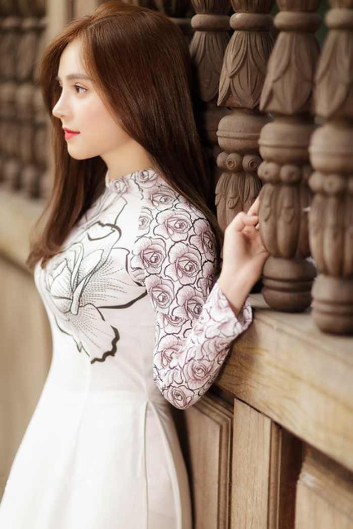 Họa tiết hoa văn trên chiếc áo thu hút mọi ánh nhìn