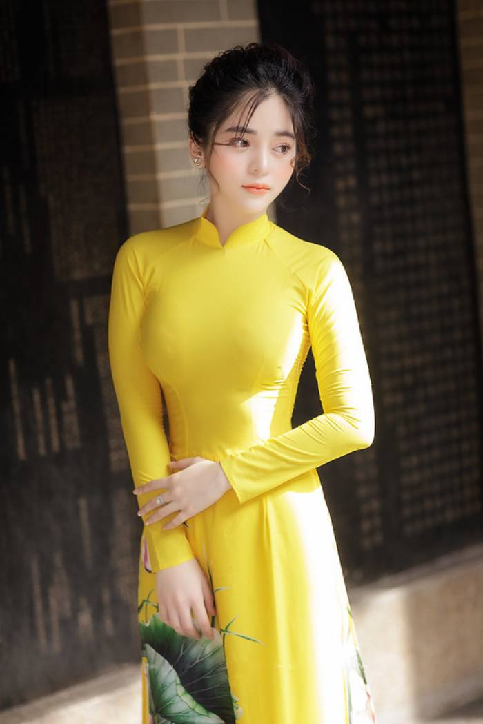 Trang phục thiết kế tông màu vàng rực rỡ, mang lại nguồn năng lượng tích cực
