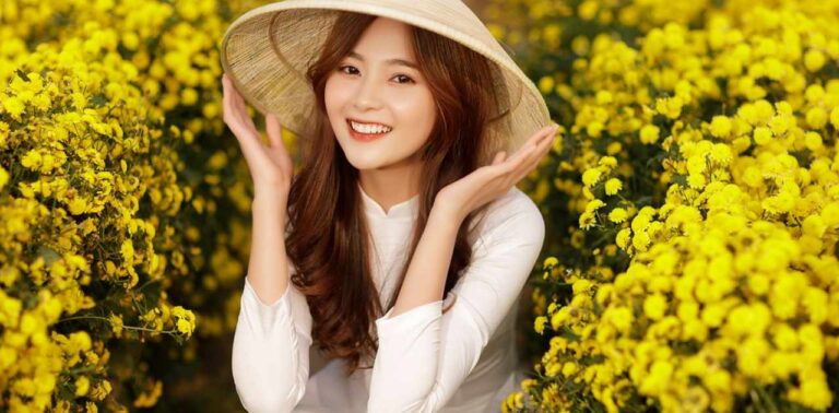 Áo dài học sinh cổ vuông thiết kế thanh lịch, hiện đại