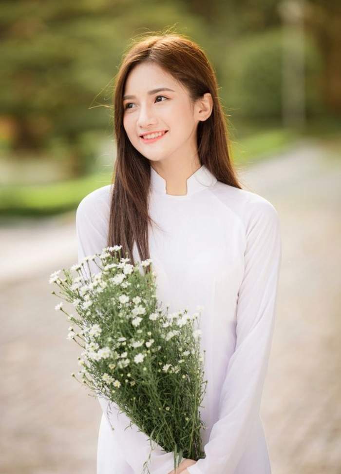 Mẫu áo dài học sinh thiết kế cổ vuông tinh tế