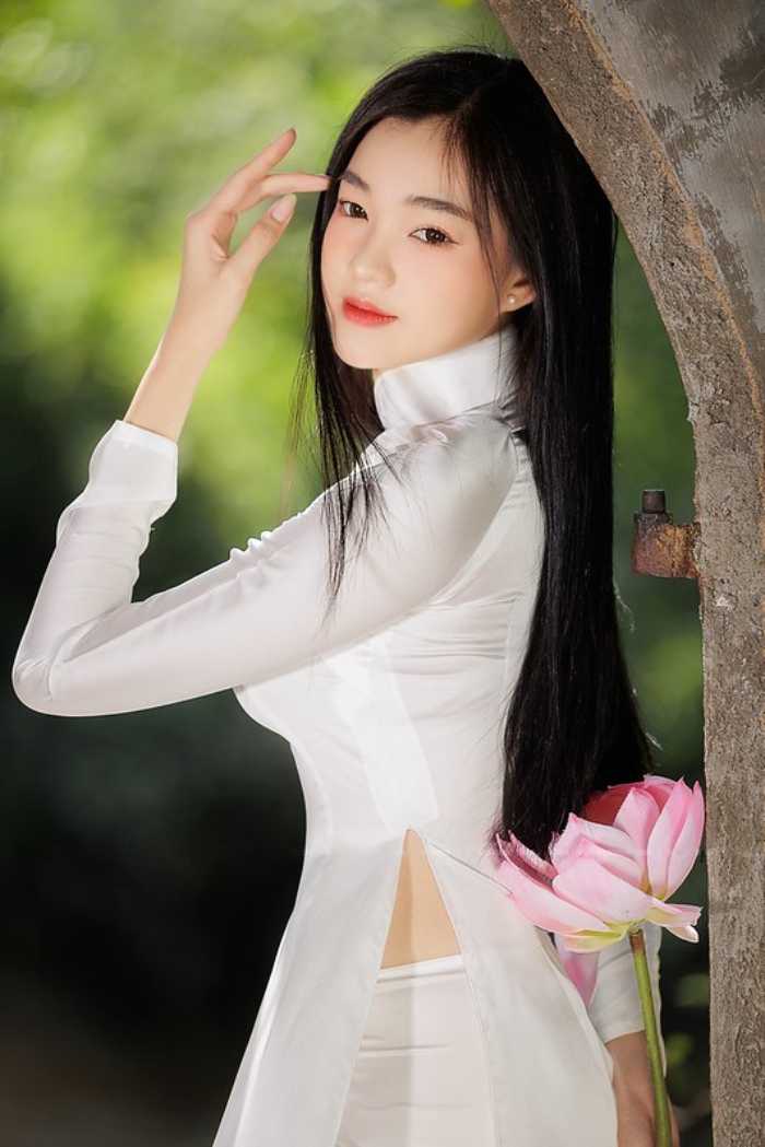 Mẫu áo dài trắng thiết kế cổ vuông cao 3cm