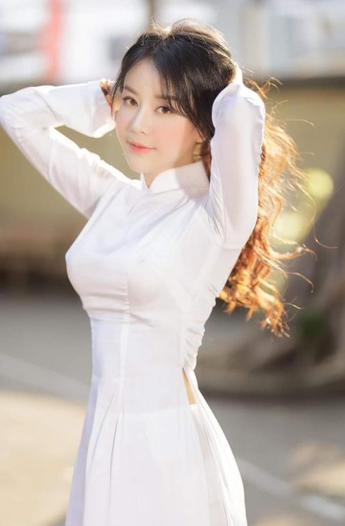 Mẫu áo dài lớp 10 thiết kế cổ chữ V
